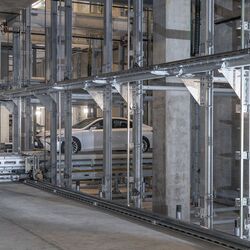 De auto wordt geparkeerd in een geautomatiseerd parkeersysteem.