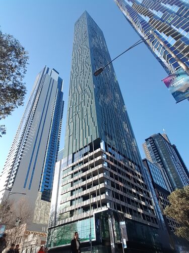 Buitenaanzicht van het Shadow Play-gebouw in het centrum van Melbourne