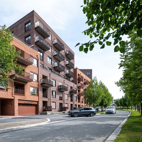 Moderne woonwijk waar een voertuig een garage binnenrijdt die is uitgerust met een geïntegreerd parkeersysteem.