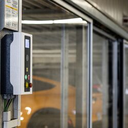 De afbeelding toont een bedieningspaneel van een parkeersysteem.