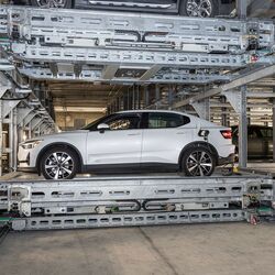 De auto staat op een parkeerplatform in een geautomatiseerd parkeersysteem.