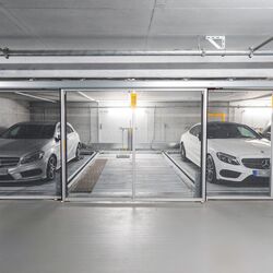 Auto's staan geparkeerd in een parkeersysteem