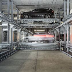 De auto staat op een parkeerplatform in een geautomatiseerd parkeersysteem.