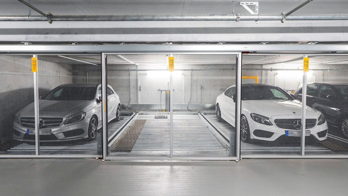 Auto's staan geparkeerd in een parkeersysteem